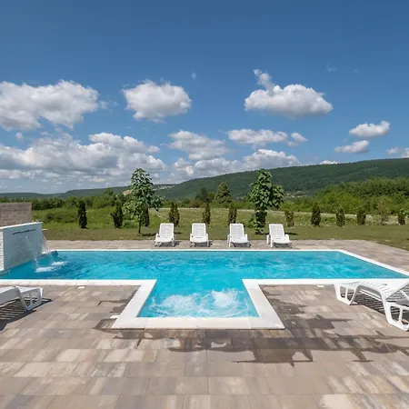 Luxury Ranch Villa *